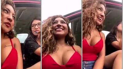 Duas putinhas safada exibindo as bucetas no carro do comedor