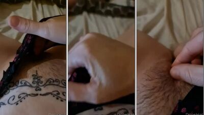 Doce Hot morena safada mostrando o bucetão cabeludo e o grelinho excitado