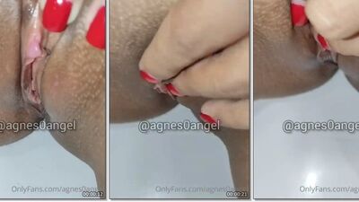 Agnes Angel mostrando a xota depilada e o grelinho excitado de perto