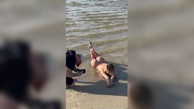 Sabrina de Martini bastidores de um ensaio de fotos sensuais na praia