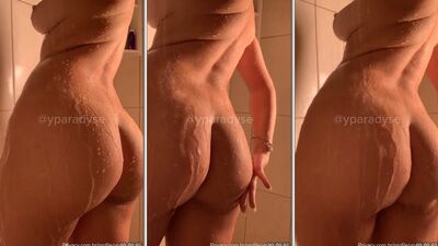 Yasmin Paladini molhadinha no banho mostrando seu belo corpo natural