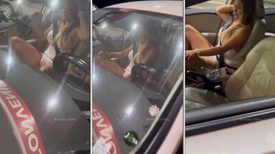Sammy Gomes exibindo buceta dentro do carro no posto de gasolina