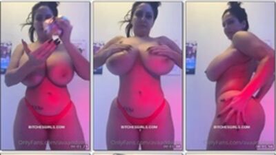 Ava Addams gostosa peituda peladinha passando creme no corpinho se exibindo e excitada