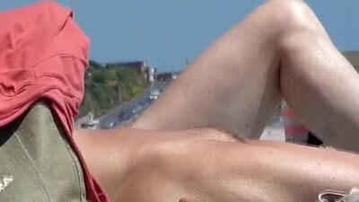 Voyeur vai a praia de nudismo e filma bucetas  escondida