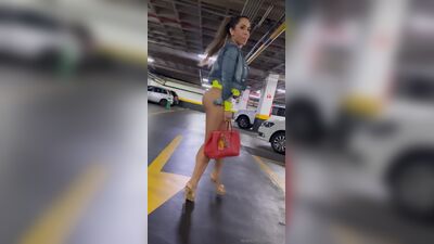 Mulher Melão seminua rebolando em estacionamento