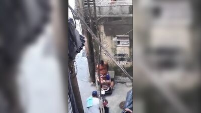Anitta pagando boquete para cria na favela do Rio de Janeiro