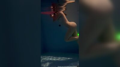Professora Cibelly Ferreira toda peladinha na piscina sensualizando