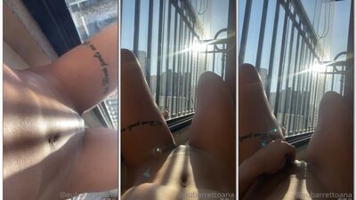 Ana Barreto masturbando a bucetinha molhada na varanda de casa