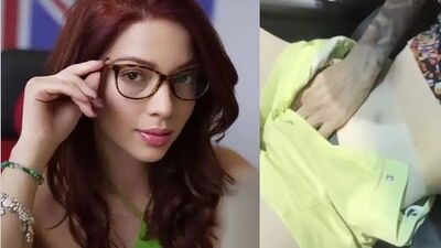 Professora Cibelly ferreira fica toda peladinha no carro deixando o amigo passar a mão na sua buceta