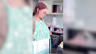 Cibelly Ferreira puta safada exibindo seus peitos rosados e gostosos em video de putaria