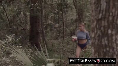 Marsha May puta safada perdida na floresta
