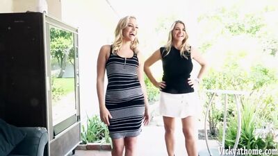 Mia Malkova em sexo oral lésbico chupa a primeira vez o cuzinho da amiga de quatro