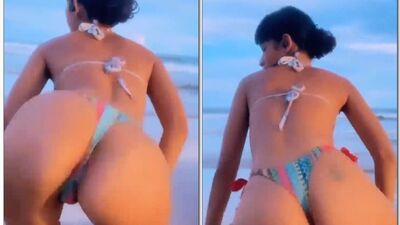 Morena gostosa com biquíni rebolando safada na praia