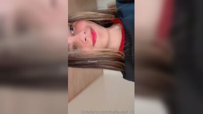 Bella Doll puta safada toda peladinha se exibindo por toda sua casa