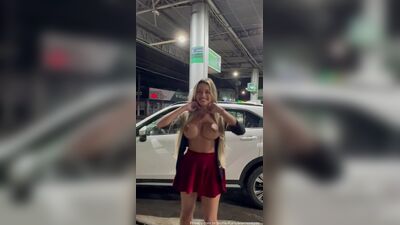 Karlyane Menezes loira siliconada se exibindo pelada em público no posto de gasolina