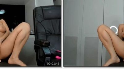 Diabinha japonesa ninfeta safada de pernas arreganhadas tocando a bucetinha até gozar