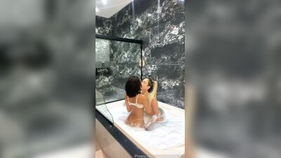 Bbsants putinha gostosa beijando sua amiga peladinha na banheira de espuma