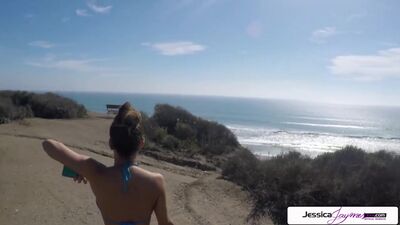 Jessica Jaymes morena deliciosa de joelhos mamando pau suculento na praia