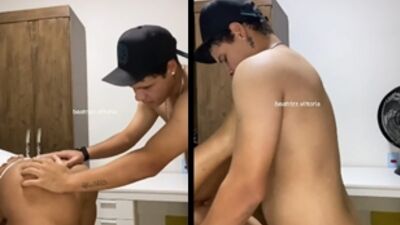 Beatriz Vitória novinha toda deliciosa pelada e safada dando a buceta de quatro na pica