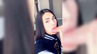 Victória Gomes putinha universitária toda gostosa pagando um boquete para o namorado playboy