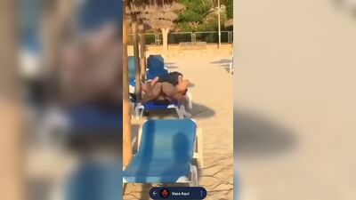 Victória Gomes toda putinha delícia no resort deu a buceta para o garçom na praia