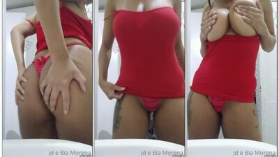 Bia Morena branquinha rabuda usando uma roupinha sensual exibindo o rabão