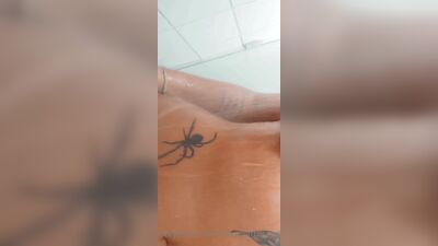 Cleo Mattos peladinha no chuveiro filmando a buceta de pertinho querendo pica