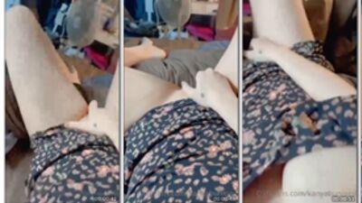 Kanya Bunloed de vestidinho curto mostrando a buceta toda molhadinha de tesão socando os dedos até gozar