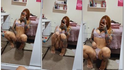 Ana Pimenta ruivinha toda tatuada se exibindo de lingerie na frente do espelho