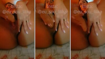 Lilika Teixeira branquinha safada cheia de tesão toda arreganhada  socando consolo no bucetão