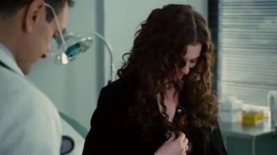 Anne Hathaway modelo toda deliciosa deitada no chão cheia de tesão