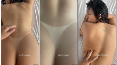 Gabriela Aguiar peladinha com a bunda empinada de quatro levando muita pica na xoxotinha molhada