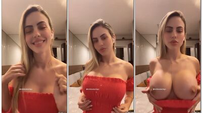 Nanda Cassu loirinha safada usando um vestidinho vermelho com os peitos siliconados de fora