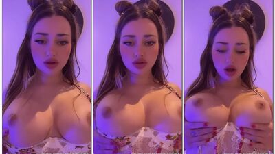 AGSant peituda muito perfeita e toda deliciosa mostrando as tetas lindas e gulosas