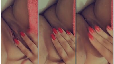 Victoria Matosa pelada de forma bem sensual passando os dedos na xoxotinha molhada e pegando no clitoris