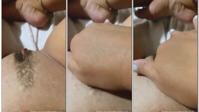 Vivi Fernandes putinha toda safada e sexy masturbando a buceta melada com lubrificante