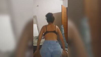 Lay Nuniz putinha toda deliciosa mostrando a buceta e ficando com a buceta suculenta