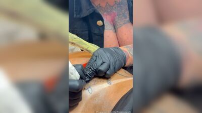 Andressa Urach puta deliciosa fazendo uma tatuagem no seu cuzinho e transando ao mesmo tempo