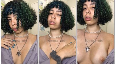 Mota Girl novinha safada exibe os lindos peitos