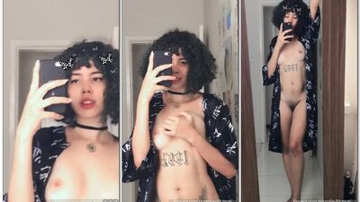 Mota Girl filmando sua buceta peluda na frente do espelho