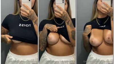 Julia Bhering peituda gostosa mostrando os peitos naturais