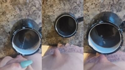 Emelia Anne deliciosa mostrando os peitos durinhos saindo leite