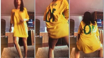 Nossa Gaúcha safadinha do privacy rebolando com camisa larga e calcinha atolado no toba