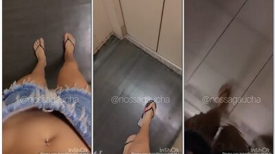 Nossa Gaúcha ninfetinha corajosa exibindo a xota depilada no elevador