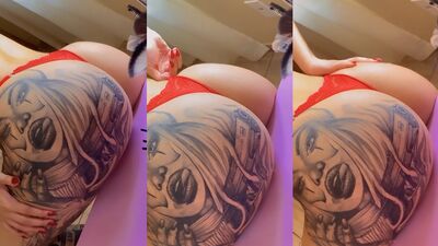 Gostosa rabuda Jeni Lk exibindo tatuagem nova na bunda