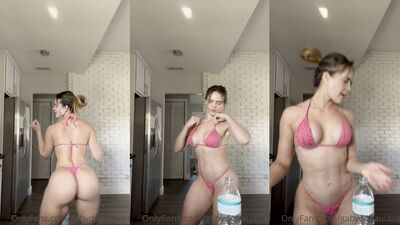 Gaby de Paula rebolando gostoso só de biquíni