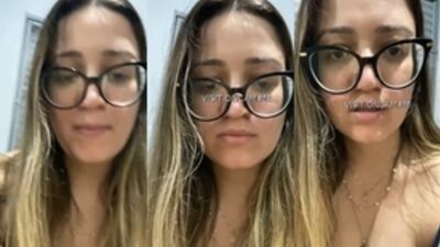 Peladinha Angel exibe sua buceta meladinha linda