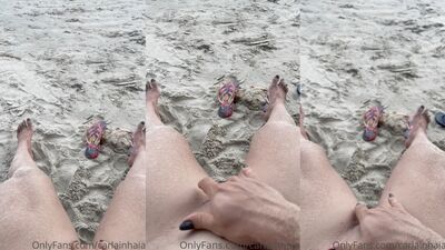 Safada Carla Inhaia masturbando sua xoxota na praia