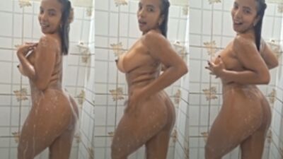 Morena rabuda Francielly Tavares peladinha tomando seu banho