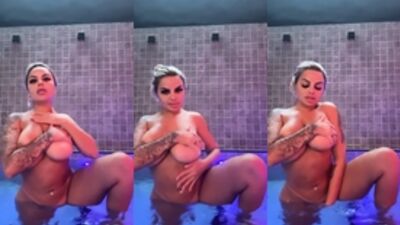 Loira Peituda Tamara Blanda se acariciando na banheira